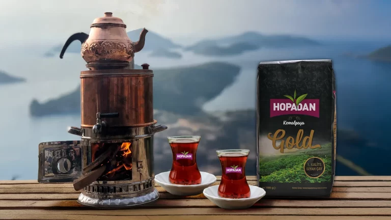 Bir fincan dolusu huzur için Hopadan'dan semaverde çayınızı demleyin. Günün her saati için ideal, aromasıyla büyüleyici.